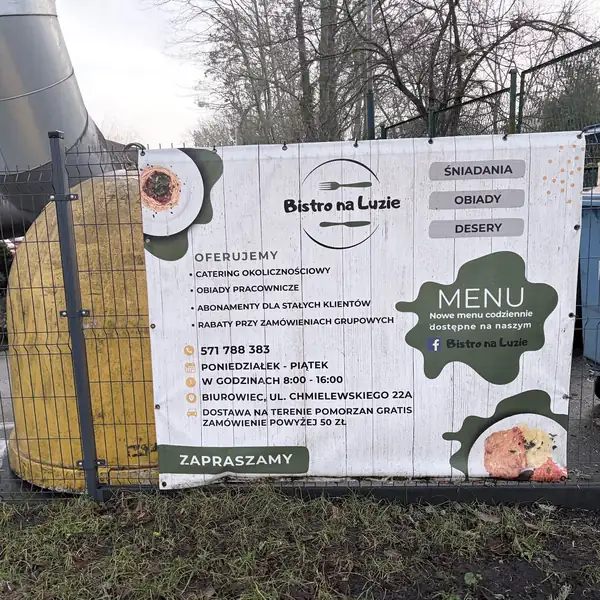Baner Bistro na Luzie z menu na ogrodzeniu