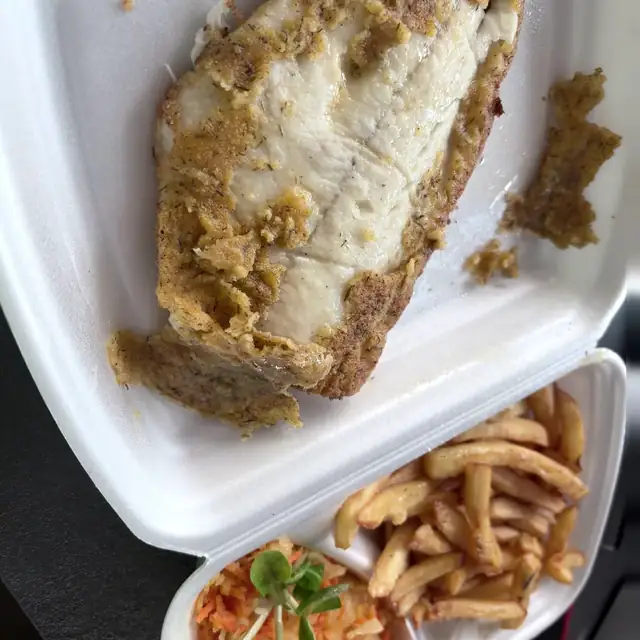 Kotlet z frytkami i surówką w pudełku na wynos