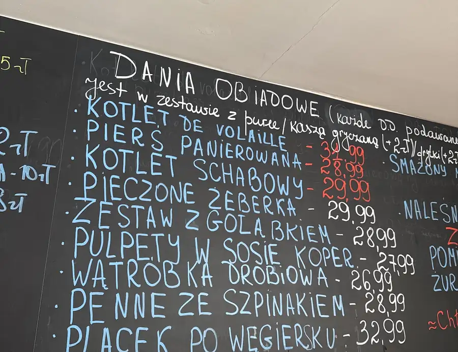 Tablica z daniami obiadowymi i cenami